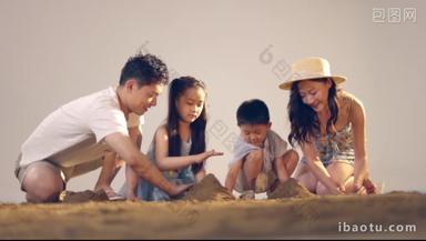 快乐的四口之家在沙滩上玩耍